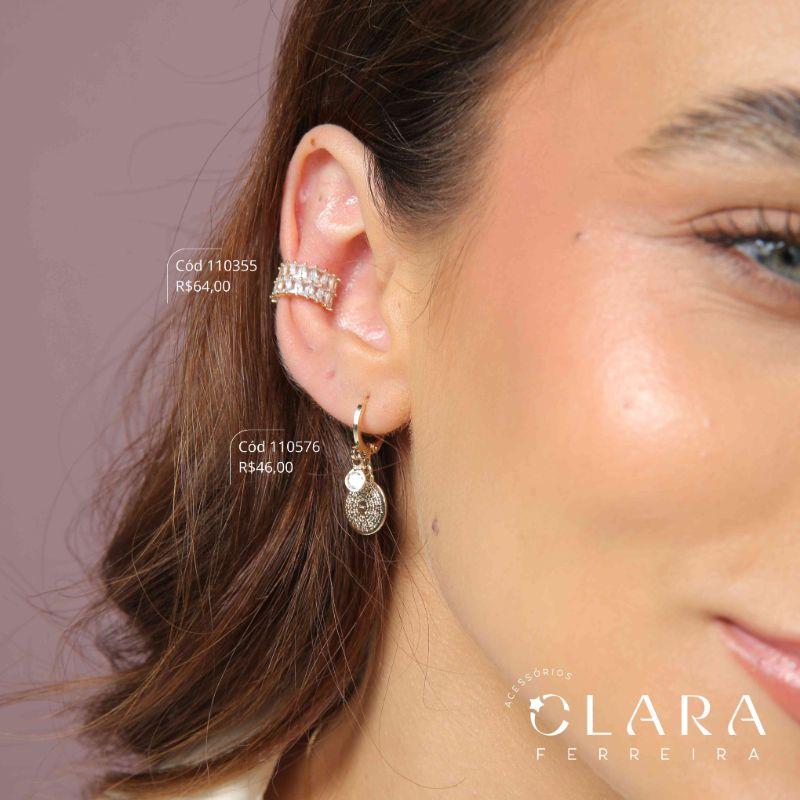 BRINCO ARGOLINHA TRANQUETA C/ 1 MEDALHA REDONDA 10MM MANUSCRITA PAI NOSSO E 1 TIFFANY REDONDA 4MM PENDURADAS
 - Dourado