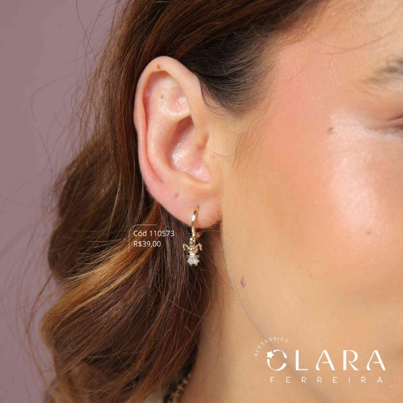 BRINCO ARGOLINHA TRANQUETA C/ MENINO C/ ROUPINHA MICROZIRCÔNIAS PENDURADO -  8MM - Dourado