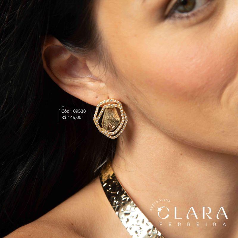 BRINCO BOTÃO LISO ADORNADO 2 FIOS MICROZIRCONIAS - 27MM - Dourado-EDIÇÃO LIMITADA