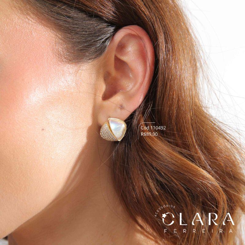 BRINCO BOTÃO METADE CHUVEIRINHO MICROZIRCÔNIAS E METADE MADREPÉROLA - 18MM - Dourado