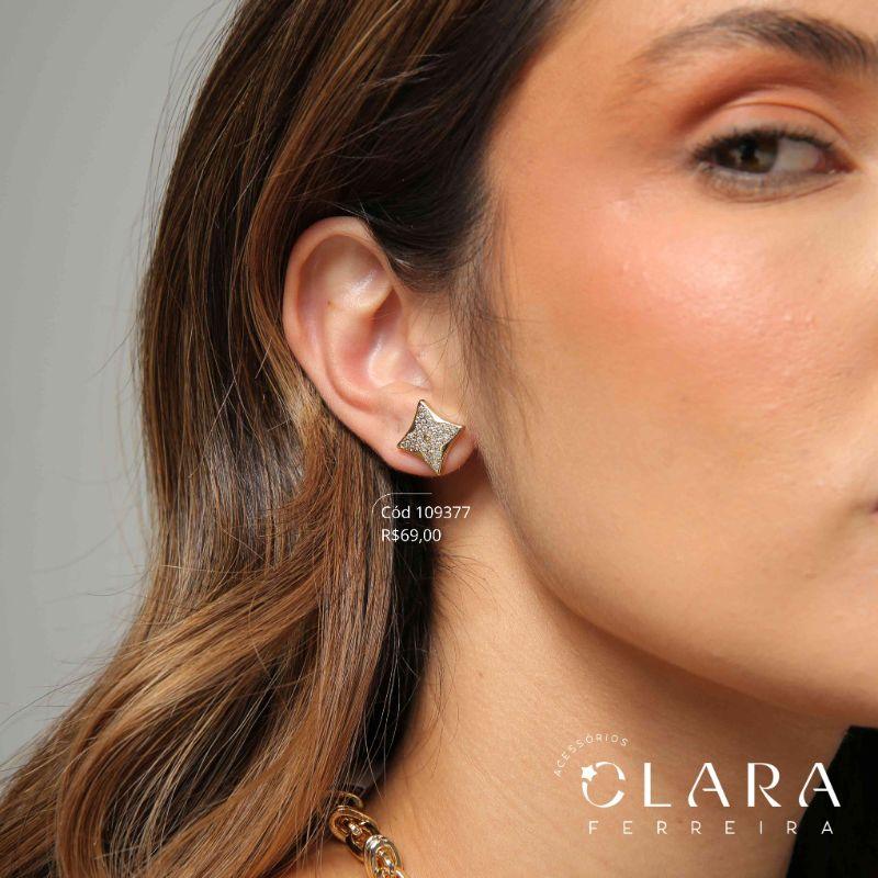 BRINCO BOTÃO QUADRADO C/ TREVO LOUIS VUITTON MICROZIRCONIAS  - 11MM - Dourado