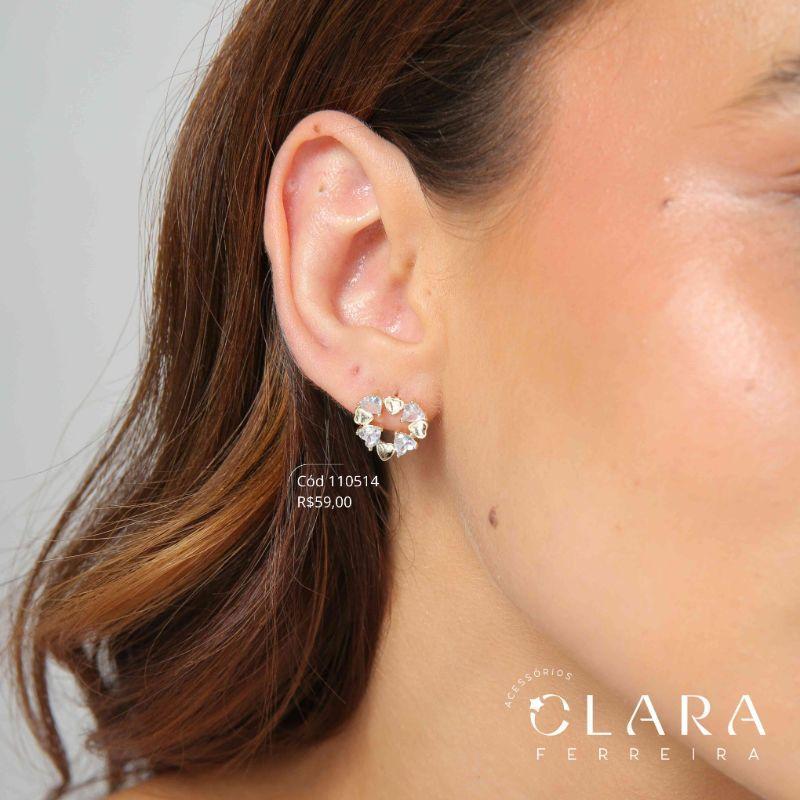 BRINCO CÍRCULO ESTILO PIZZA VAZADO C/ 4 ZIRCÔNIAS CORAÇÃO E 4 CORAÇÕES LISOS - 15MM - Dourado