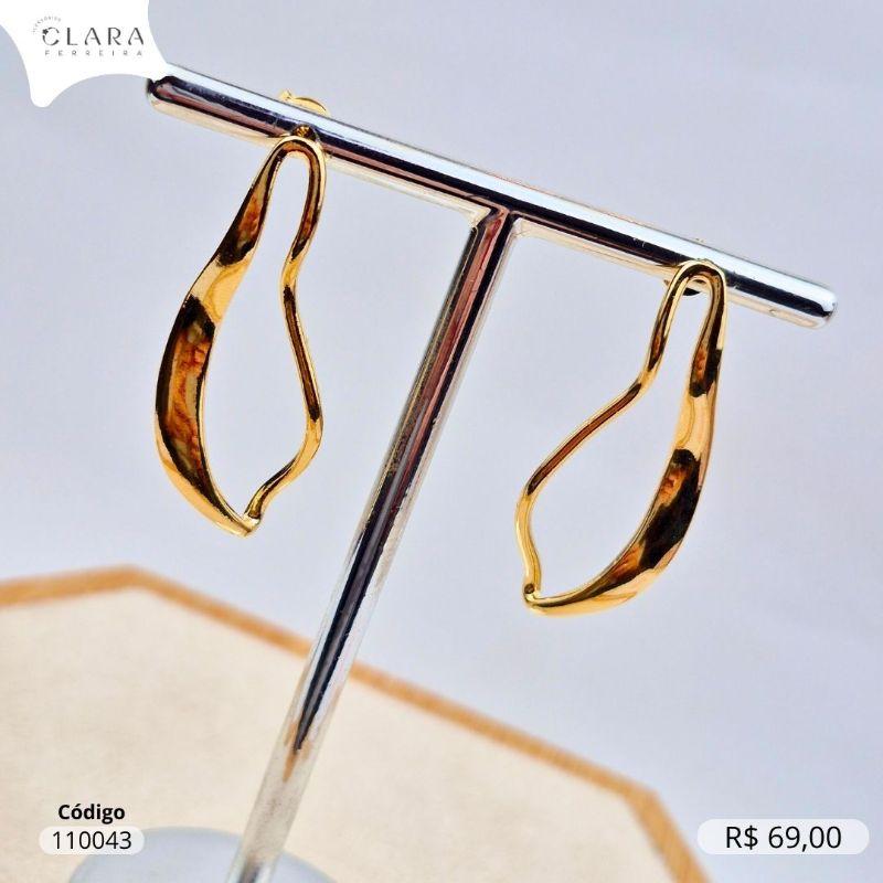 BRINCO FOLHA VAZADA LISA ONDULADA - LINHA ORGÂNICOS - 36MM - Dourado - Peça Vendida