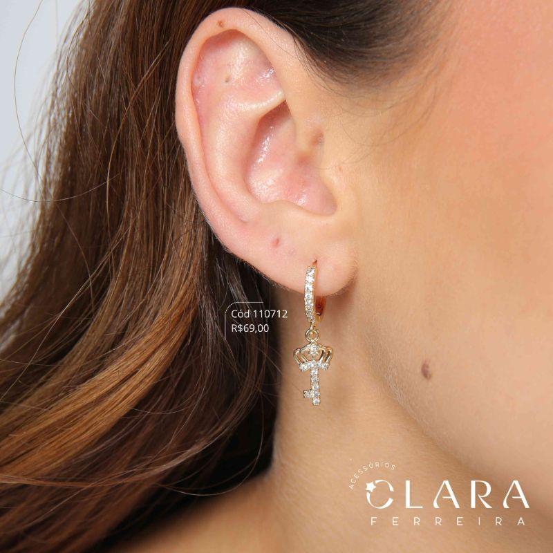 BRINCO INFANTIL ARGOLINHA CLICK 1 MICROZIRCÔNIAS C/ PINGENTE CHAVE C/ COROA MICROZIRCÔNIAS PENDURADA 13MM - CLARINHA KIDS - 12X2MM - Dourado