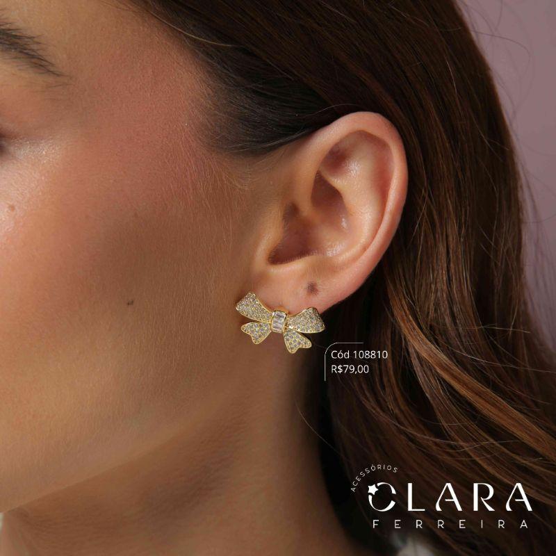 BRINCO LAÇO MICROZIRCONIAS C/ MEIO ZIRCONIAS BAGUETE  - 17MM - PEÇA EXCLUSIVA - Dourado