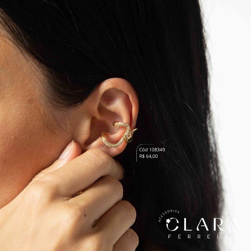 BRINCO PIERCING FAKE LAÇO C/ NÓ NO MEIO , 1 LADO 2 FILEIRAS MICROZIRCONIAS E 1 LADO LISO  - Dourado