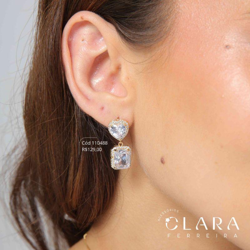 BRINCO ZIRCÔNIA CORAÇÃO 7MM ADORNADA MICROZIRCÔNIAS C/ ZIRCÔNIA QUADRADA 10MM ADORNADA MICROZIRCÔNIAS PENDURADA - PEÇA EXCLUSIVA -Dourado