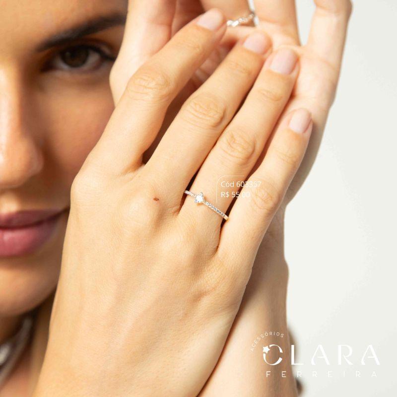 ANEL SOLITÁRIO ZIRCÔNIA REDONDA 2MM C/ 1 FILEIRA MICROZIRCÔNIAS E BORDA LISA - Banho de Prata