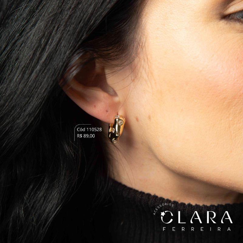 BRINCO ARGOLA LISA ONDULADA C/ 8 ZIRCÔNIAS CORAÇÃO  - Dourado