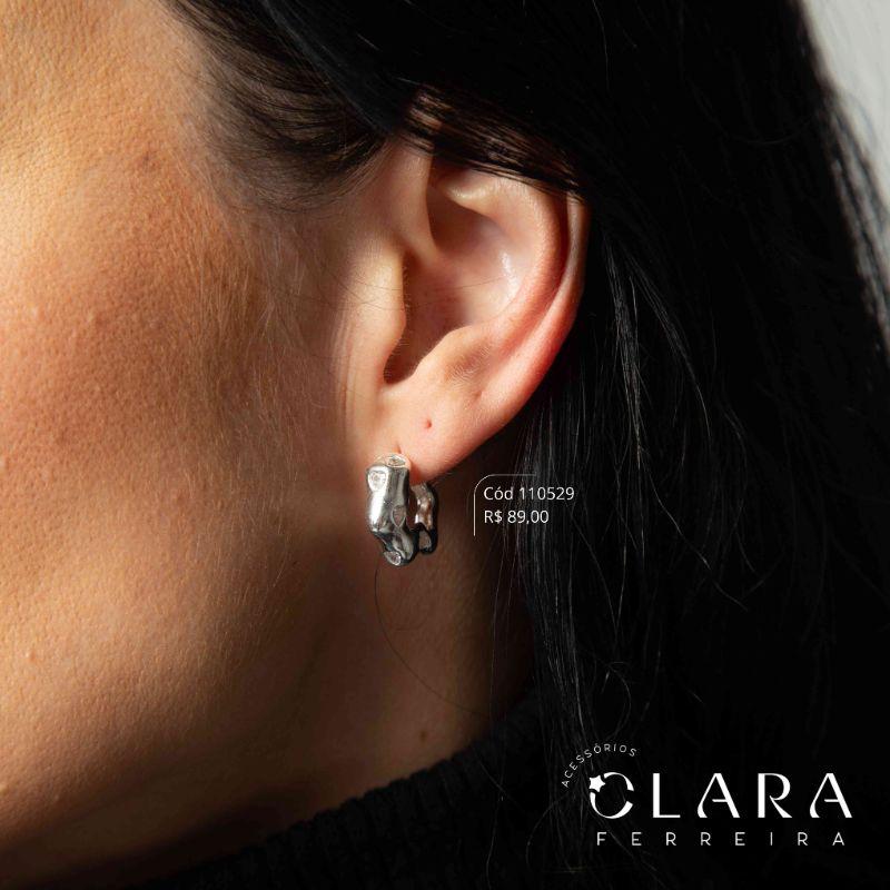 BRINCO ARGOLA LISA ONDULADA C/ 8 ZIRCÔNIAS CORAÇÃO - EDIÇÃO LIMITADA - Banho de Prata