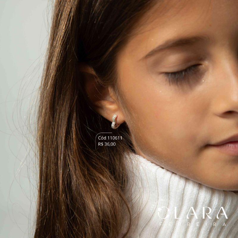 BRINCO ARGOLINHA CLICK CORAÇÃO 1 FILEIRA MICROZIRCÔNIAS C/ BORDAS JATEADAS - 11X2MM - Banho de Prata