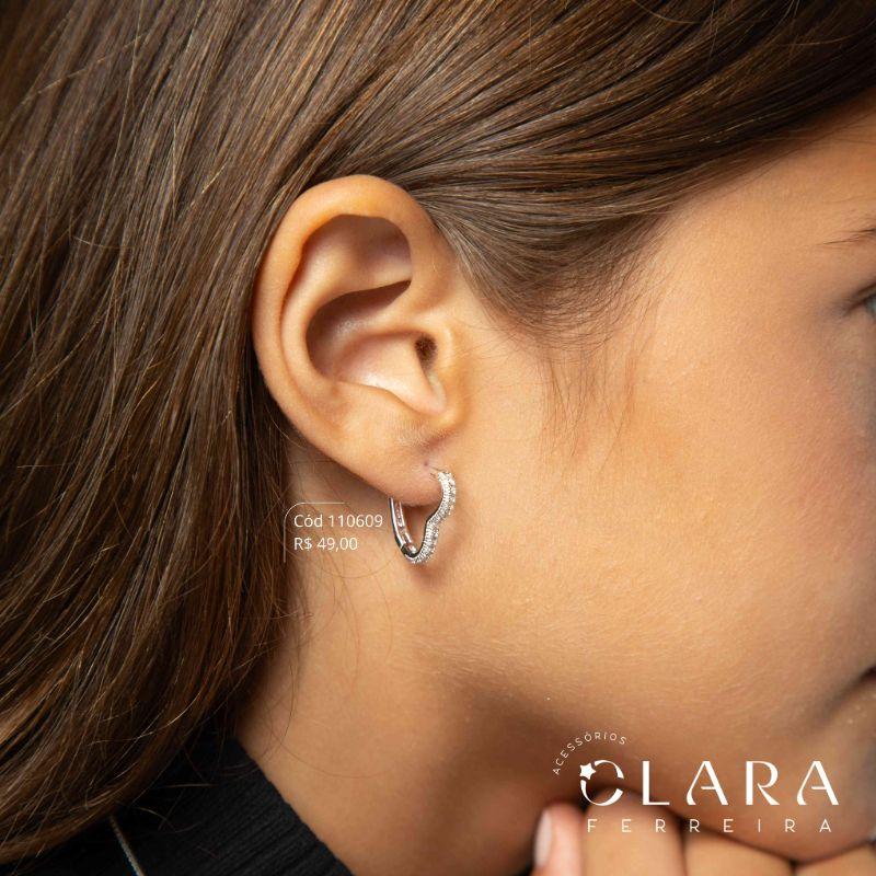 BRINCO ARGOLINHA CLICK CORAÇÃO 1 FILEIRA MICROZIRCÔNIAS C/ BORDAS JATEADAS - 16X2MM - Banho de Prata