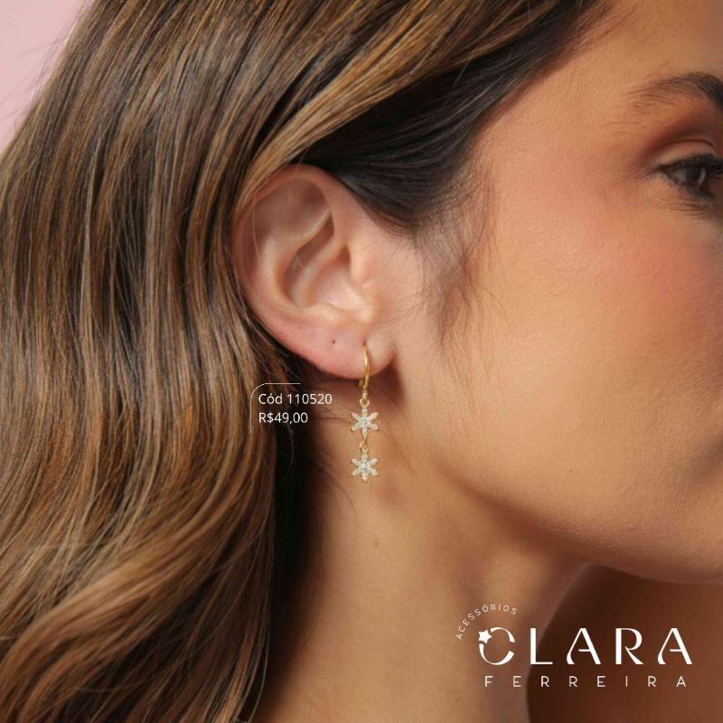 BRINCO ARGOLINHA TRANQUETA C/ FRANJA 2 FLORES MICROZIRCÔNIAS PENDURADAS - 8MM - PEÇA VENDIDA - Dourado