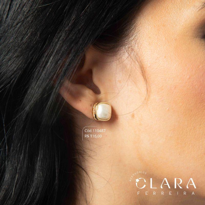 BRINCO BOTÃO MADREPÉROLA C/ LATERAIS E TARRAXA MICROZIRCÔNIAS - Dourado