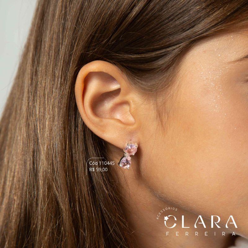 BRINCO GEOMETRICO 2 ZIRCÔNIAS: 1 ZIRCÔNIA REDONDA E 1 ZIRCÔNIA GOTA - Banho de Prata