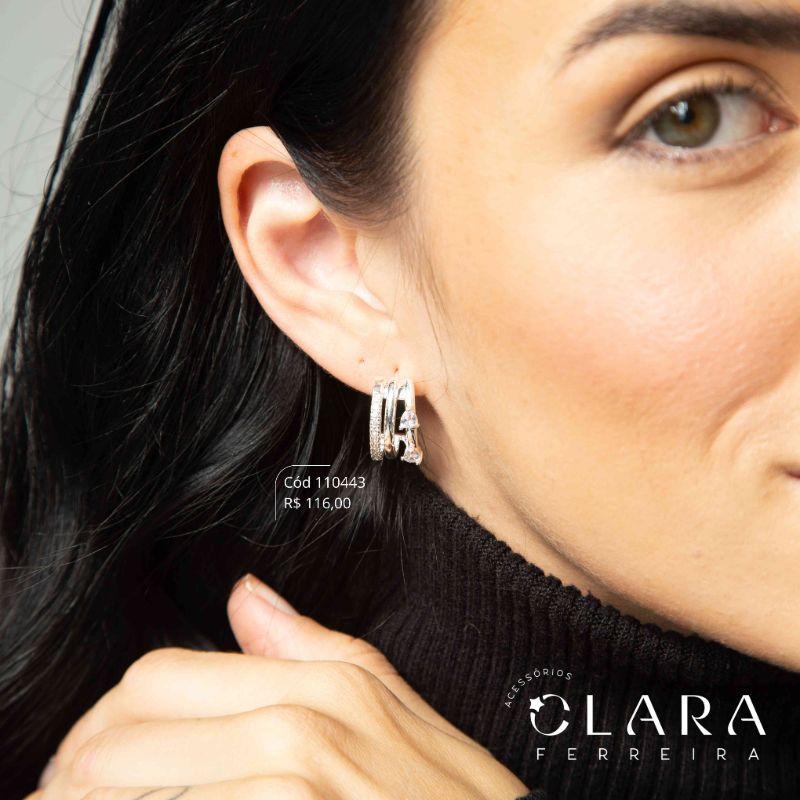 BRINCO SILHUETA 3 FIOS: 1FIO LISO C/ 2 ZIRCÔNIAS GOTA, 1 FIO LISO E 1 FIO MICROZIRCÔNIAS - 18MM - Banho de Prata
