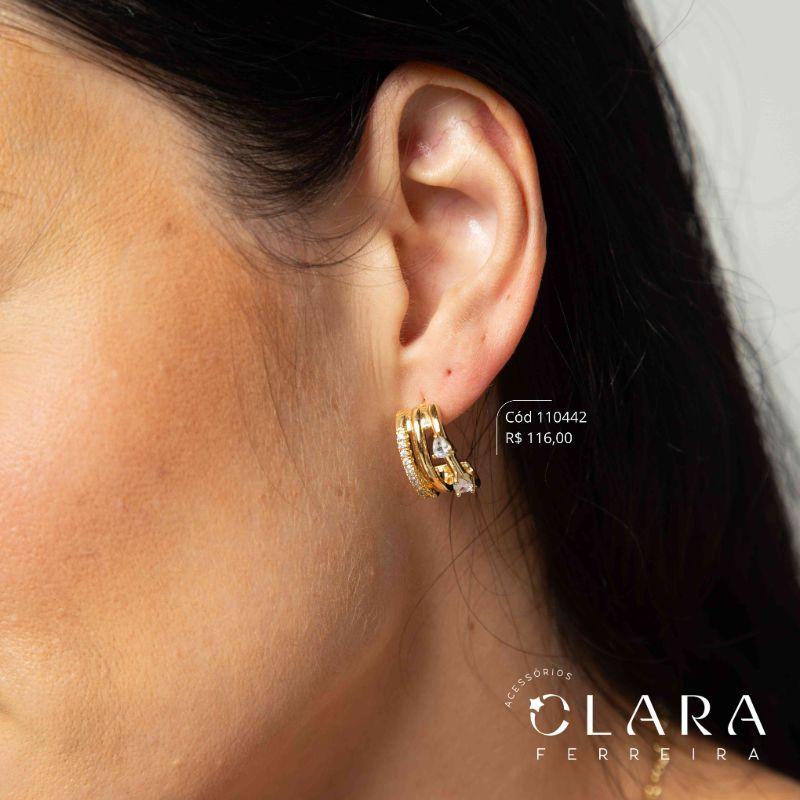 BRINCO SILHUETA 3 FIOS: 1FIO LISO C/ 2 ZIRCÔNIAS GOTA, 1 FIO LISO E 1 FIO MICROZIRCÔNIAS - 18MM - Dourado