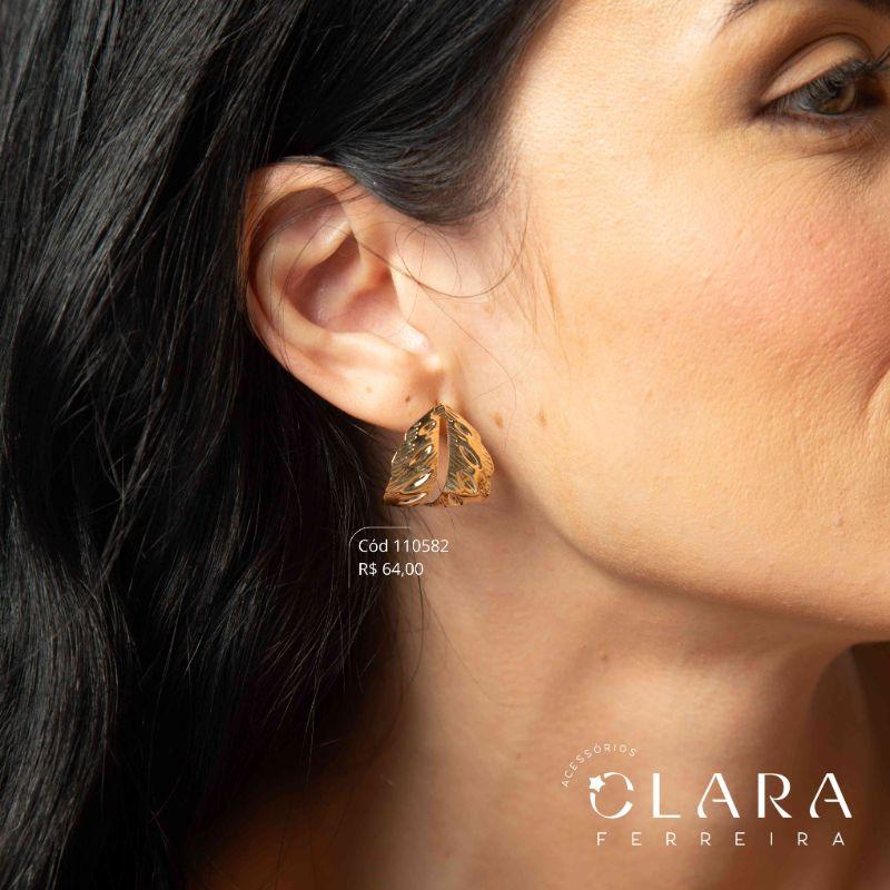 BRINCO SILHUETA FOLHA RAIADA VAZADA - LINHA ORGÂNICOS - 25MM - Dourado