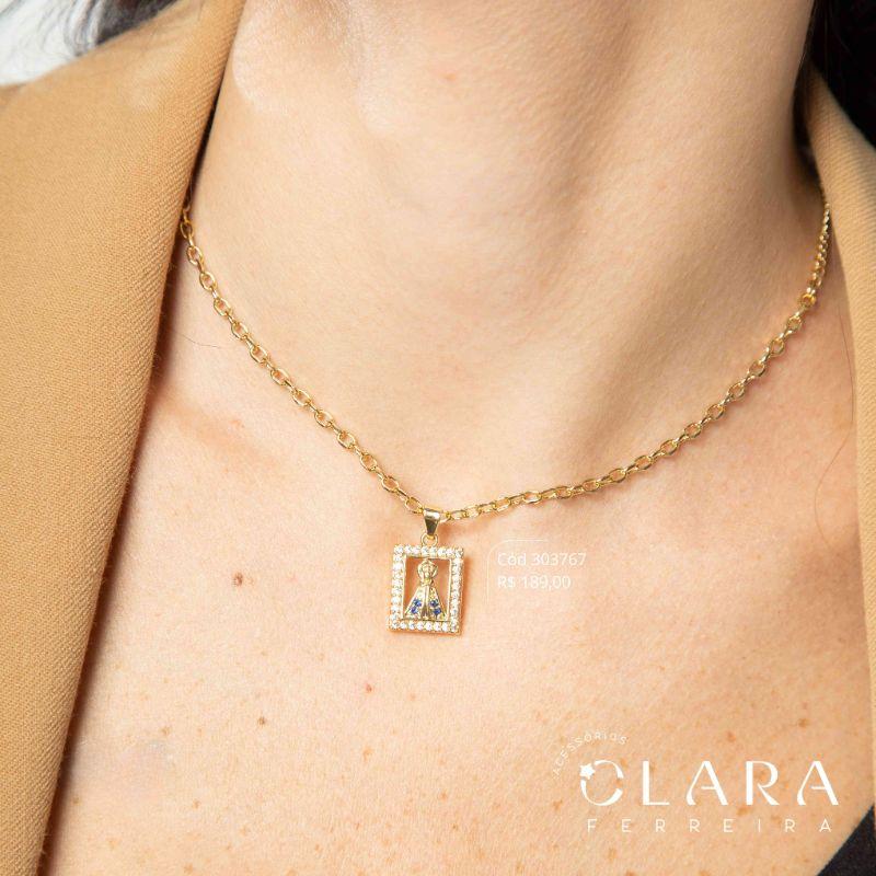 COLAR CHOKER ELOS C/ PINGENTE MEDALHA QUADRADA VAZADA C/ PINGENTE NOSSA SENHORA MANTO MICROZIRCÔNIAS ADORNADA MICROZIRCÔNIAS - 16MM - 40CM - Dourado