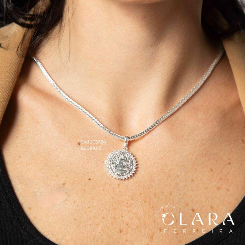 COLAR CHOKER MALHA COBRA C/ PINGENTE MEDALHA SÃO BENTO ADORNADO MICROZIRCONIAS - 23MM - 40CM - Banho de Prata