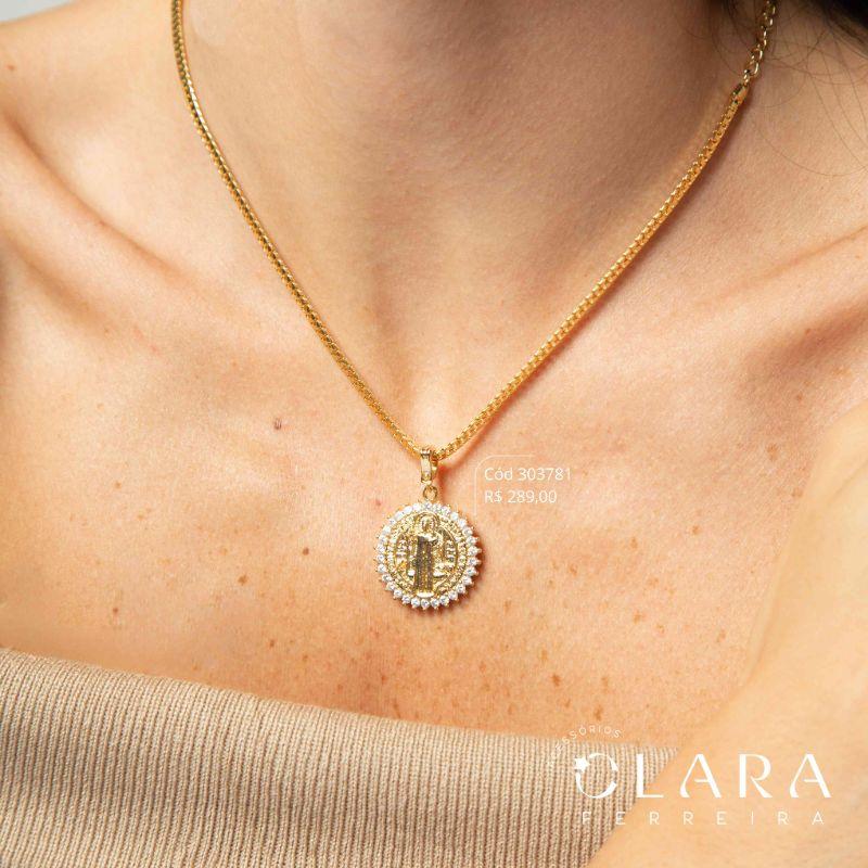 COLAR CHOKER MALHA COBRA C/ PINGENTE MEDALHA SÃO BENTO ADORNADO MICROZIRCONIAS - 23MM - 40CM - Dourado