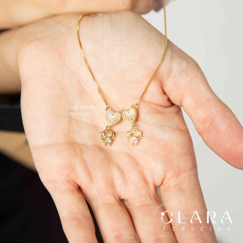 COLAR VENEZIANA C/ PINGENTE 2 CORAÇÕES CHUVEIRINHOS MICROZIRCÔNIAS C/ 2 MENINAS VAZADAS C/ ROUPINHA MICROZIRCÔNIAS - 20MM - 45CM - Dourado