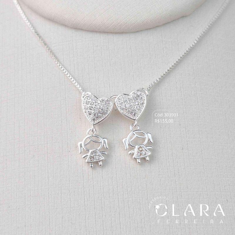 COLAR VENEZIANA C/ PINGENTE 2 CORAÇÕES CHUVEIRINHOS MICROZIRCÔNIAS C/ 2 MENINAS VAZADAS C/ ROUPINHA MICROZIRCÔNIAS - PEÇA EXCLUSIVA - 20MM - 45CM - Banho de Prata