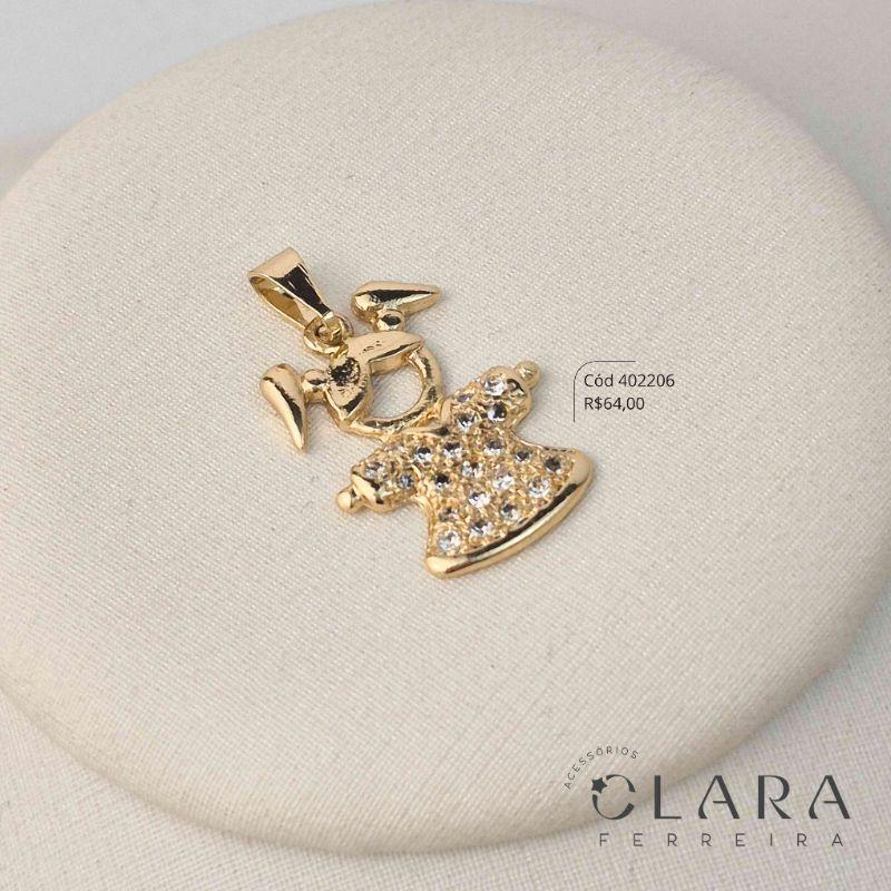 PINGENTE MENINA C/ CABELINHO LISO E ROUPINHA MICROZIRCÔNIAS CRISTAIS  - 23MM - Dourado