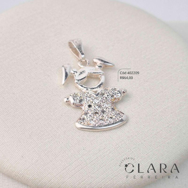 PINGENTE MENINA C/ CABELINHO LISO E ROUPINHA MICROZIRCÔNIAS CRISTAIS - PEÇA EXCLUSIVA - 23MM - Banho de Prata