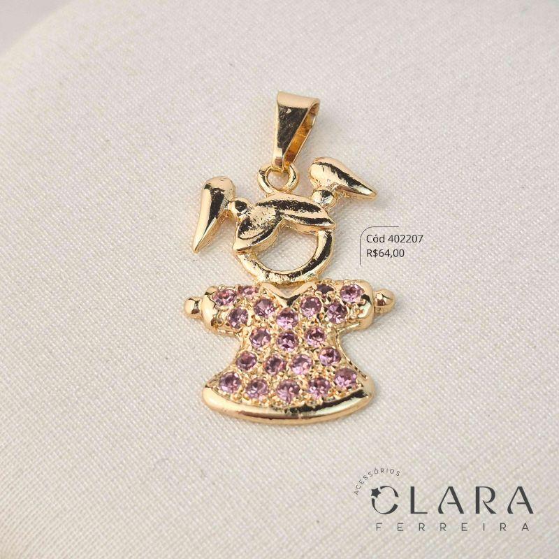 PINGENTE MENINA C/ CABELINHO LISO E ROUPINHA MICROZIRCÔNIAS ROSAS - 23MM - Dourado