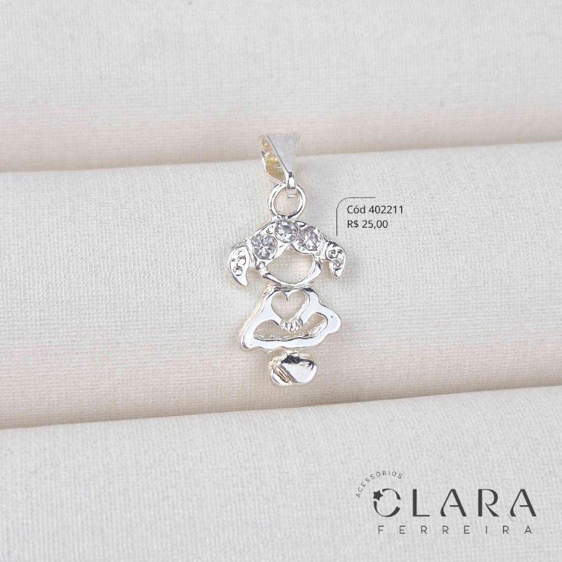 PINGENTE MENINA VAZADA C/ CABELINHO 3 ZIRCÔNIAS CRISTAIS - PEÇA EXCLUSIVA - 16MM - Banho de Prata