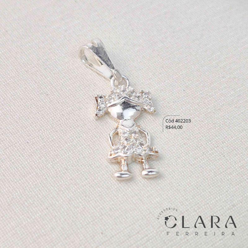 PINGENTE MENINA VAZADA C/ CABELO E ROUPINHA MICROZIRCÔNIAS  - 18MM - Banho de Prata