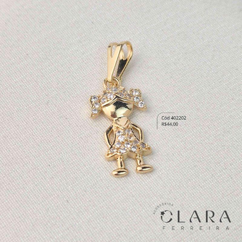 PINGENTE MENINA VAZADA C/ CABELO E ROUPINHA MICROZIRCÔNIAS  - 18MM - Dourado
