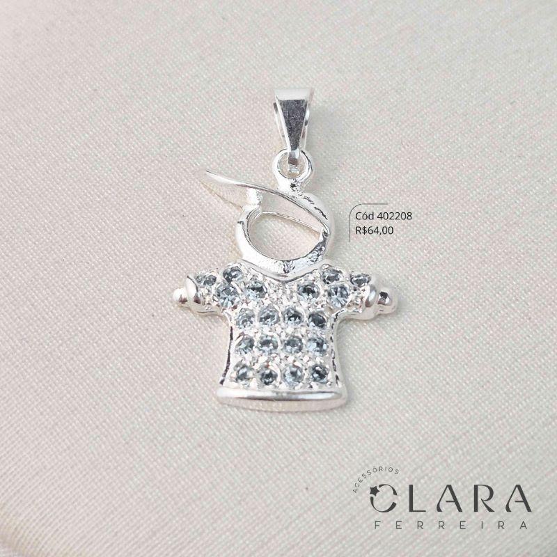 PINGENTE MENINO C/ BONÉ LISO E ROUPINHA MICROZIRCÔNIAS AZUL- PEÇA EXCLUSIVA - 23MM - Banho de Prata