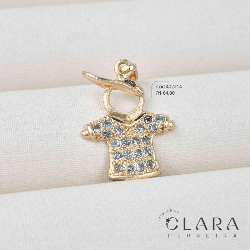 PINGENTE MENINO C/ BONÉ LISO E ROUPINHA MICROZIRCÔNIAS AZUL - PEÇA EXCLUSIVA - 23MM - Dourado