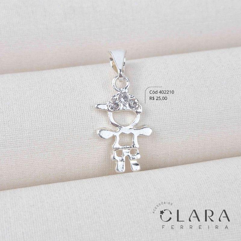 PINGENTE MENINO VAZADO C/ BONÉ 3 ZIRCÔNIAS CRISTAIS - PEÇA EXCLUSIVA - 17MM - Banho de Prata