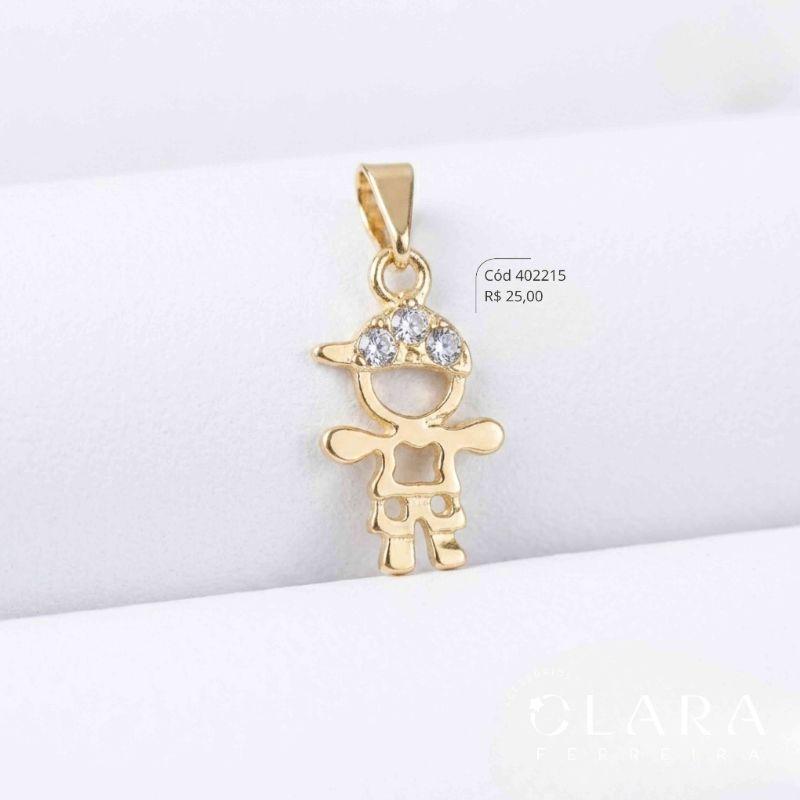PINGENTE MENINO VAZADO C/ BONÉ 3 ZIRCÔNIAS CRISTAIS - PEÇA EXCLUSIVA - 17MM - Dourado