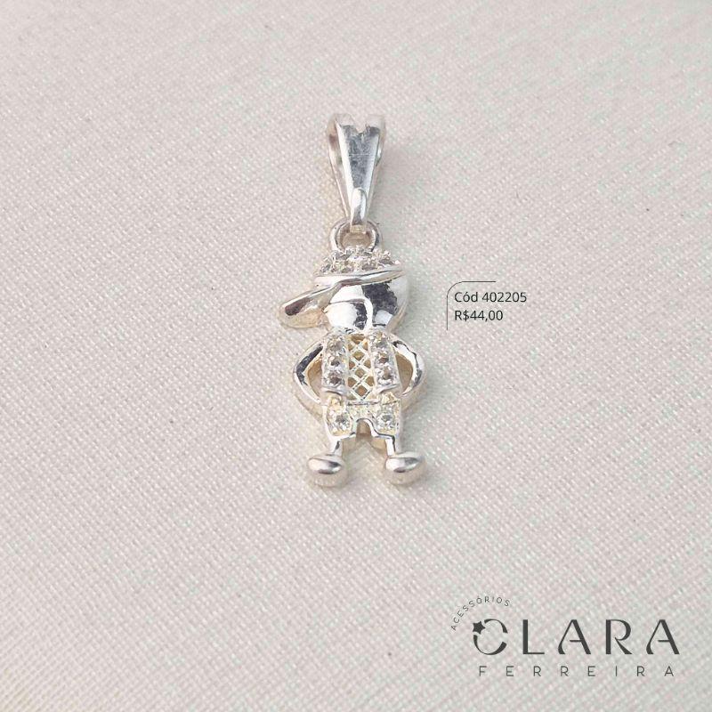 PINGENTE MENINO VAZADO C/ BONÉ E ROUPINHA MICROZIRCÔNIAS  - 17MM - Banho de Prata