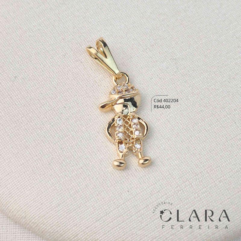 PINGENTE MENINO VAZADO C/ BONÉ E ROUPINHA MICROZIRCÔNIAS  - 17MM - Dourado