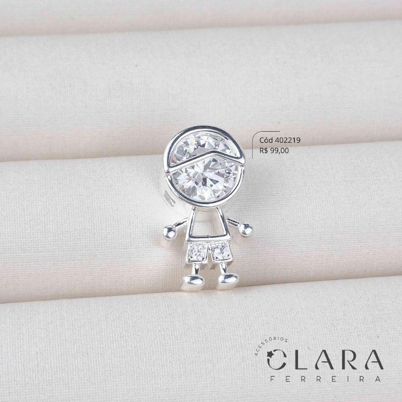 PINGENTE MENINO VAZADO C/ ROSTO E ROUPINHA ZIRCONIA - 23MM - Banho de Prata