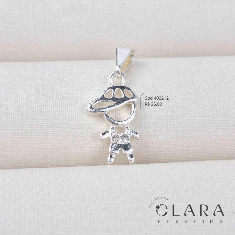 PINGENTE MENINO VAZADO C/ ROUPINHA 2 ZIRCÔNIAS CRISTAIS - PEÇA EXCLUSIVA - 16MM - Banho de Prata