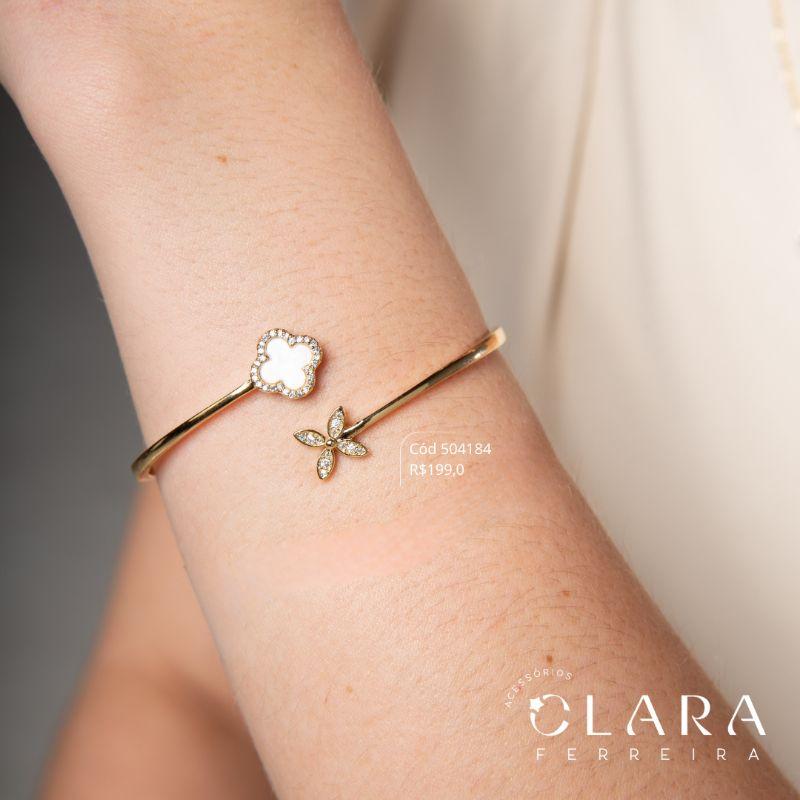PULSEIRA BRACELETE RÍGIDO C/ AS PONTAS, 1 TREVO VAN CLEEF ALHAMBRA 10MM DE MADREPÉROLA, ADORNADO COM MICROZIRCÔNIAS, E 1 FLOR 9MM, 4 PÉTALAS DE MICROZIRCÔNIAS - Dourado