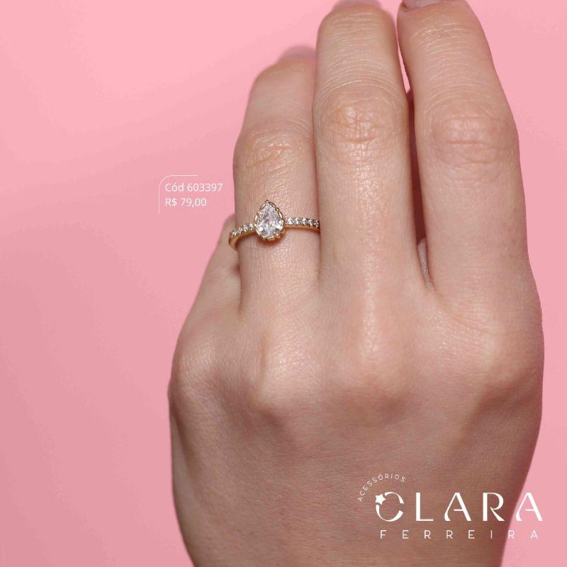 ANEL SOLITÁRIO ZIRCÔNIA GOTA CAIXA INGLESA FUNDIDA ALTA COM DETALHES NA BORDA DA CAIXA - ARO 1 FILEIRA MICROZIRCONIA  - 7MM - Dourado