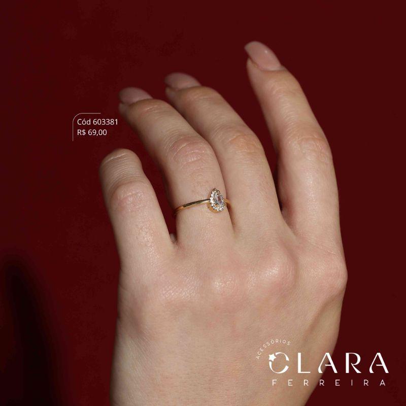 ANEL SOLITÁRIO ZIRCÔNIA REDONDA ADORNADA MICROZIRCÔNIAS E ARO LISO - 4MM - Dourado