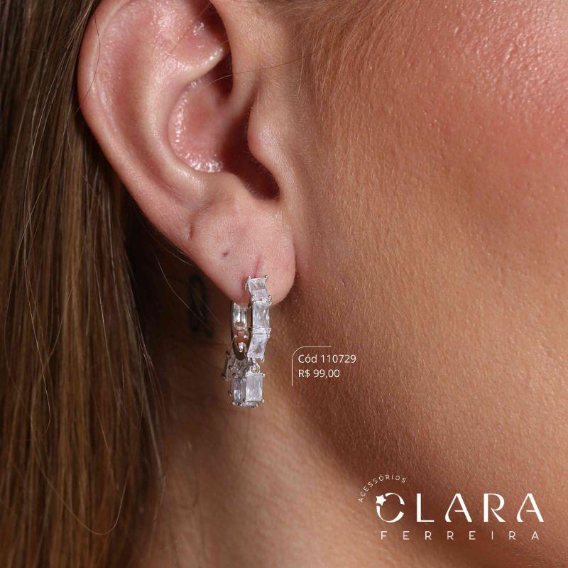 BRINCO ARGOLINHA CLICK 1 FILEIRA ZIRCÔNIA BAGUETE C/ 5 TIFFANYS BAGUETES PENDURADAS - PEÇA EXCLUSIVA - 11X3MM - Banho de Prata