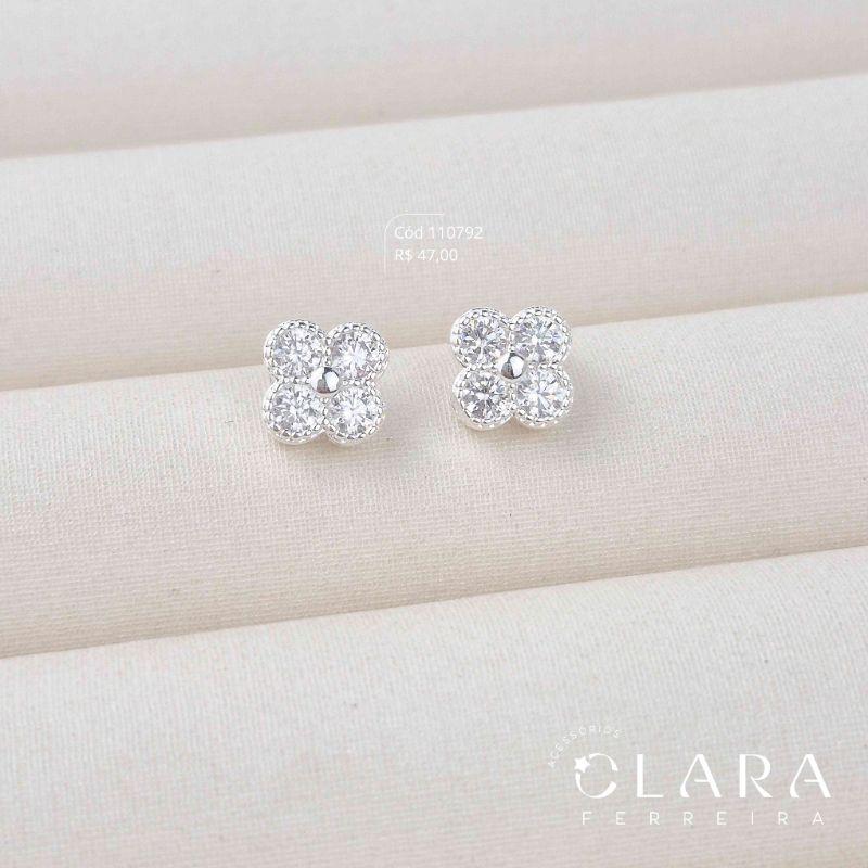 BRINCO TREVO VAN CLEEF ALHAMBRA 4 PÉTALAS C/ ZIRCÔNIAS REDONDAS - 8MM - Banho de Prata