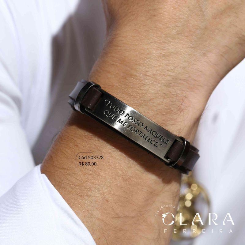 PULSEIRA BRACELETE COURO MARROM C/ PLACA DE AÇO INOX ESCOVADO C/ MANUSCRITO TUDO POSSO NAQUELE QUE ME FORTALECE FECHO GAVETA - 21CM