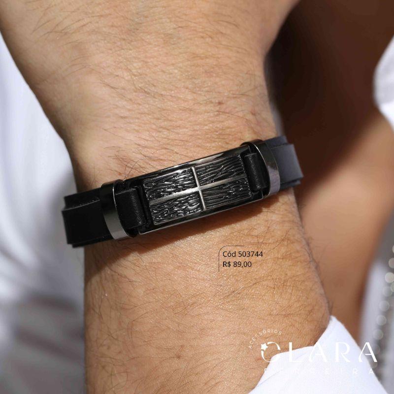 PULSEIRA BRACELETE COURO PRETO C/ PLAQUINHA RISCADA AÇO INOX CRUZ  FECHO GAVETA - 21CM