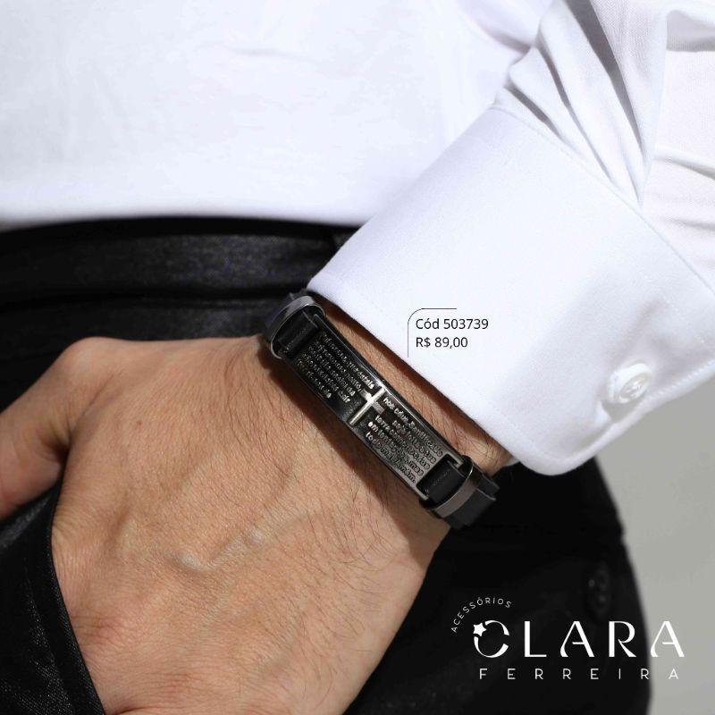 PULSEIRA BRACELETE COURO PRETO E PLACA DE AÇO C/ PAI NOSSO COM CRUZ NO MEIO FECHO GAVETA - 21CM