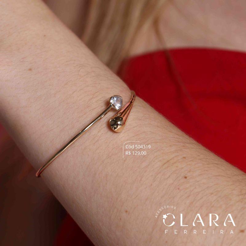 PULSEIRA BRACELETE RÍGIDO FIO C/ 1 PONTA TIFFANY CORAÇÃO E 1 PONTA GOTA LISA – LINHA ORGÂNICOS - Dourado